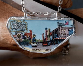 Pendentif vintage en porcelaine cassée de Fremont Street, Las Vegas, assiette souvenir décorative, collier fait main et recyclé.