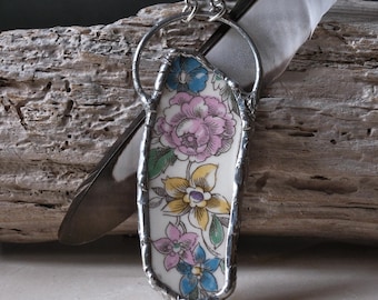Grand pendentif en porcelaine cassée, rose, bleu et jaune, motif floral vintage, pièce maîtresse, collier fait main et soudé, recyclé.