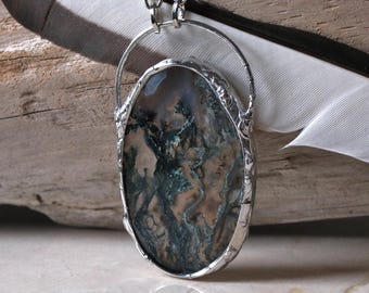 Grand collier à pendentif en calcédoine d'agate mousse et motifs de mousse vert foncé pour un équilibre entre tranquillité et connexion à la nature Fait main.