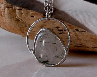 Quartz vert naturel tourmaliné. Quartz clair avec inclusions de tourmaline. Pierre mystique de revitalisation, de prospérité et d'harmonie.