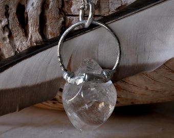 Pendentif en quartz clair naturel en forme de larme. Collier en cristal soudé à la main pour la divination, la guérison et l'amélioration des capacités psychiques.