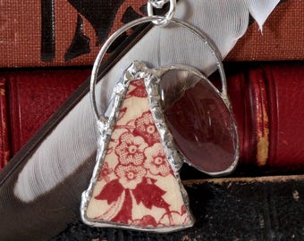 Motif floral rouge chine cassé avec quartz clair pour la protection psychique, guérison, collier ancien soudé fait main