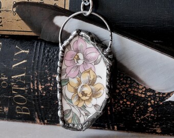 Pendentif en porcelaine cassée, fleurs vintage roses et jaunes, collier soudé à la main recyclé et patiné gris bronze.