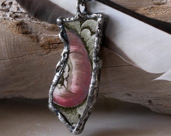 Pendentif en porcelaine brisée vert foncé et rose avec patine gris bronze Collier ancien soudé fait main recyclé, motif Ridgway Windsor.