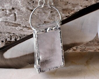 Collier avec pendentif losange en calcite rose clair, pierre mystique soudée à la main pour apaiser et ancrer la compassion.