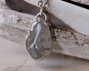 Quartz tourmaline naturel Cristal de quartz clair avec inclusions de tourmaline noire Pierre mystique pour un ancrage harmonieux