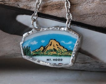Pendentif vintage en porcelaine cassée Assiette souvenir du mont Hood Oregon Collier vintage soudé main recyclé bleu-vert jaune.