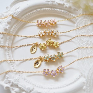 Collar personalizado de flor de cerezo pequeña, collar de niña de las flores, flor rosa, collar de dama de honor, regalo para ella, boda, inicial, letra