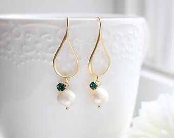 Fresh Water Pearl and Emerald Green stone earrings, Teardrop stone earrings, Bridesmaid earrings, Bridesmaid gift, Wedding earrings