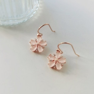 桜のイヤリング、ピンクの花のイヤリング、キラキラのイヤリング、ウェディングイヤリング、ウェディングジュエリー、花嫁介添人のイヤリング、彼女用、桜
