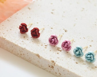 Petites boucles d'oreilles roses, clous d'oreilles roses, rose rouge, boucles d'oreilles de mariage, boucles d'oreilles minimalistes, boucles d'oreilles de fille de fleur, cadeau pour elle, cadeau pour maman, clous