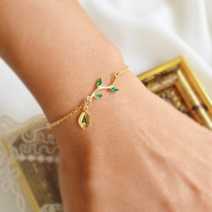 Pulseras de hojas de esmeralda personalizadas, regalo para niña de las flores, pulsera de piedra verde, regalo de dama de honor, pulsera de boda, letra, inicial, regalo para ella