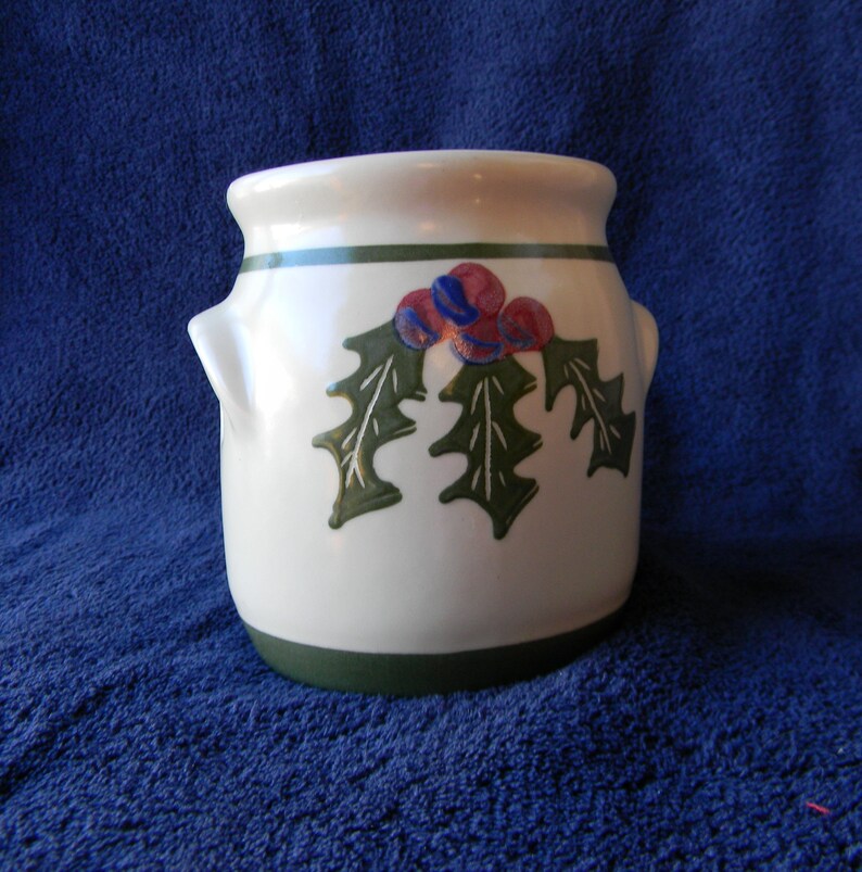 Olde Cape Cod Stoneware Holly and Berries Aroma Melter