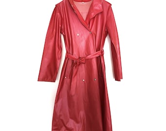 70er vintage rote PVC Kapuze mac. Gummierter Regenmantel mit Gürtel. Fetisch Regenbekleidung 38EU 10UK