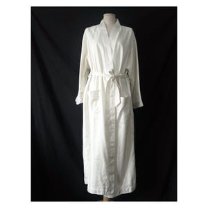 Peignoir ivoire avec ceinture par TCM. Robe de chambre blanc cassé. H