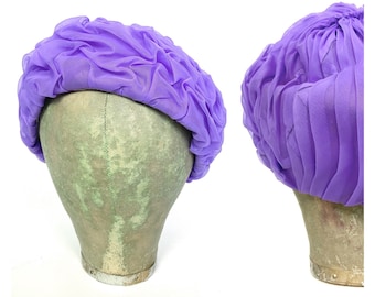 Vintage 1950s purple flower pot hat. Bright violet retro ladies hat. Elegant small vintage pillbox hat. Pinup. Burlesque. Turban hat. S