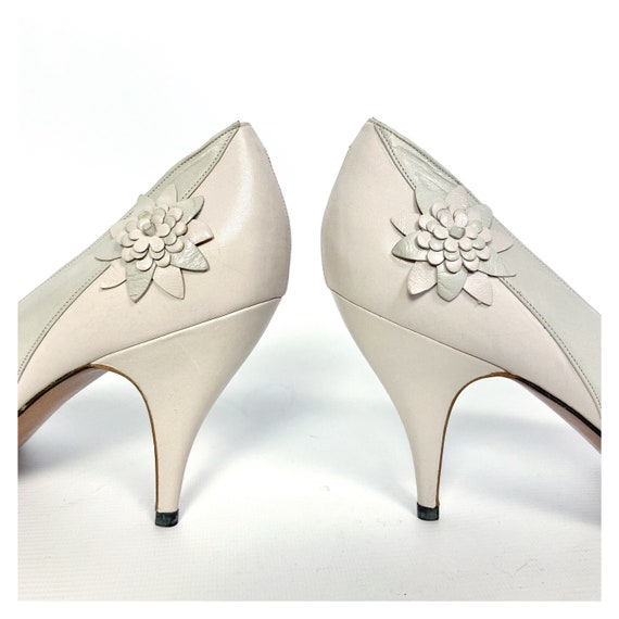 Vintage pastel leather court shoes with a flower … - image 5
