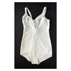 Body classico bianco vintage. Body modellante retrò in stile pin-up, teddy 90C 40C
