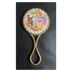Vintage Fragonard Limoges Handtaschen Spiegel. Miniatur verschnörkelter Rahmen Schminkspiegel mit Werberszene aus Keramik.