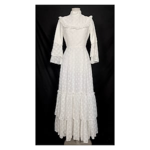 Vestido largo de novia vintage de los años 70 de Nanette. Vestido estilo pradera de encaje color marfil con mangas acampanadas. Vestido de novia de estilo romántico. Victoriano. S