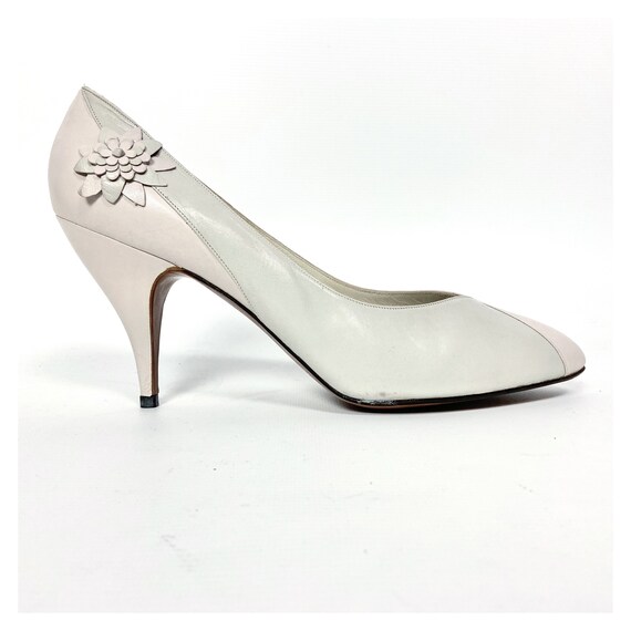 Vintage pastel leather court shoes with a flower … - image 3