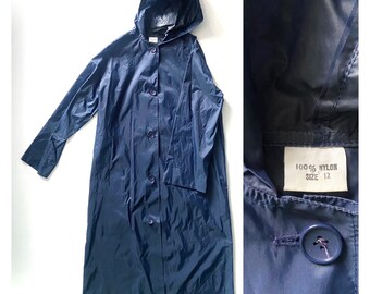 Impermeabile vintage in nylon blu navy anni '70. Cappotto impermeabile con cappuccio. M