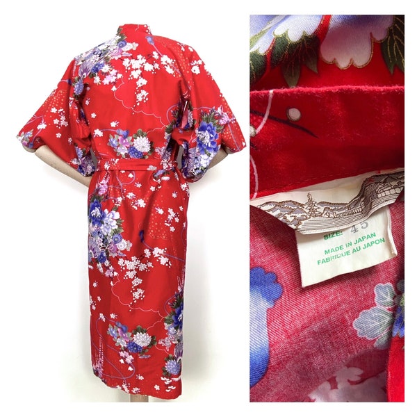 robe kimono en coton rouge vintage. Robe de chambre style bohème dandy. Kimono japonais ceinturé à motif fleuri. 8UK 45JAP