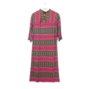 70s vintage 3/4 sleeve pink shift dress with ethnic gold lurex pattern. Hippie retro MOD dress. M