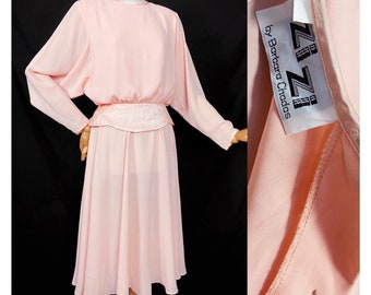 Robe de thé rose pastel vintage des années 70 par Zizi Barbara Chodos. Robe matelassée à basque et manches chauve-souris. S