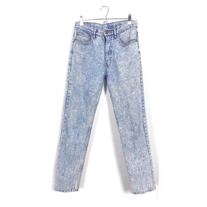 Può includere: Jeans in denim blu chiaro acid wash con chiusura a bottone e cinque tasche.