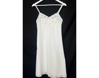 60er Jahre Vintage weiße Nylonslip von BHS. Braut Chemise Nachthemd 34 "Büste