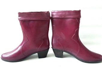 60s/70s vintage burgundy red wellies with faux shearling lining. Retro rain heeled ankle boots.