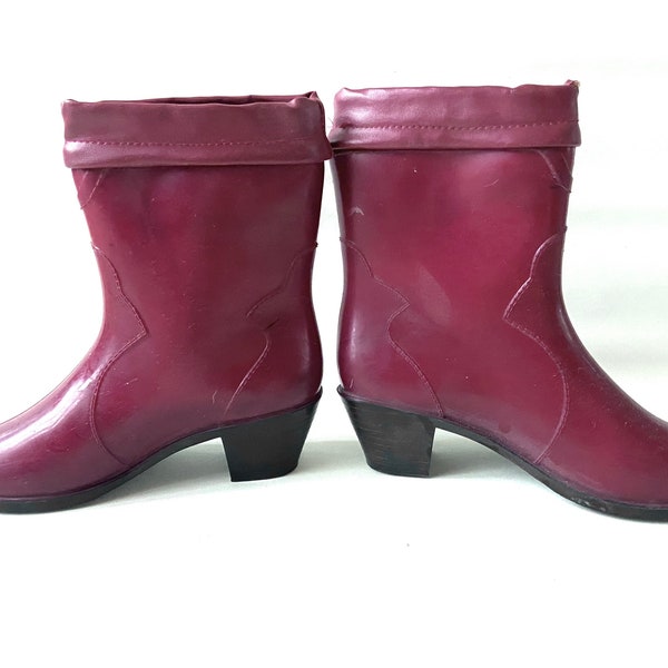 60s/70s vintage burgundy red wellies with faux shearling lining. Retro rain heeled ankle boots.