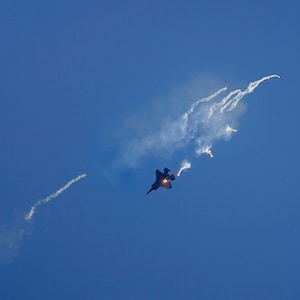 F-35 con bengalas señuelo