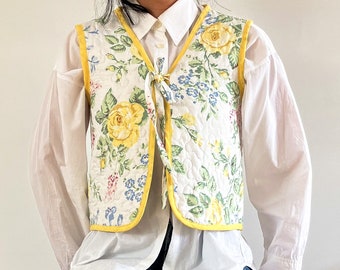 Upcycled Gelbe Blumenweste (UK 8-10), Upcycled Weste mit Krawatte, nachhaltige Mode