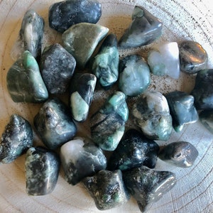 Raw Emerald Tumbled Stones. Natural Emerald Healing Crystals For Intuition. Heart Chakra Stones. Emerald For Crystal Grids. Gifts For Her