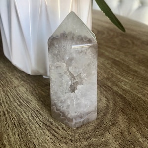 Schöner Achat Druzy Turm. Polierter Achat Druzy Obelisk. Weißer Druzy Achat-Turm für Crystal Grids. Achat Druzy Geode Spitze. Geschenke für Sie