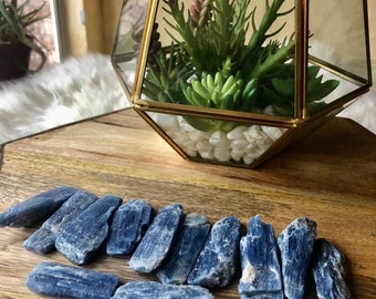 Rohe blaue Kyanit-Kristallklingen: Chakra-Stein für Intuition