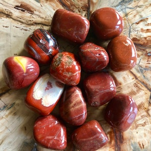 Genezende kristallen van rode jaspis voor vitaliteit. Rode jaspis trommelstenen voor kristallen rasters. Chakra Stenen Healing Crystal. Jaspiscadeaus voor haar