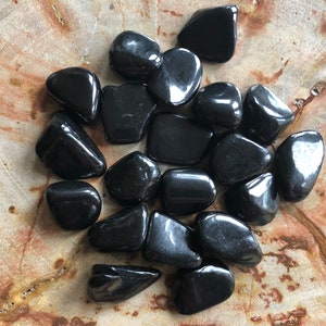 Shungit Kristall Trommelsteine. Polierter Shungit Heilkristall zum Schutz & Entgiften. Shungit Wasser. Chakra Steine. Kristallgitter
