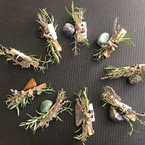 Deluxe Smudge Set For Positive Energy. Palo Santo, Selenite,Lavender & Crystal Bundle. Energy Clearing Smudging Kit. Self Care Gifts For Her