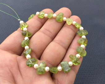 Hilo de peridoto natural en bruto: piedra natal pulida, ideal para la fabricación de joyas.