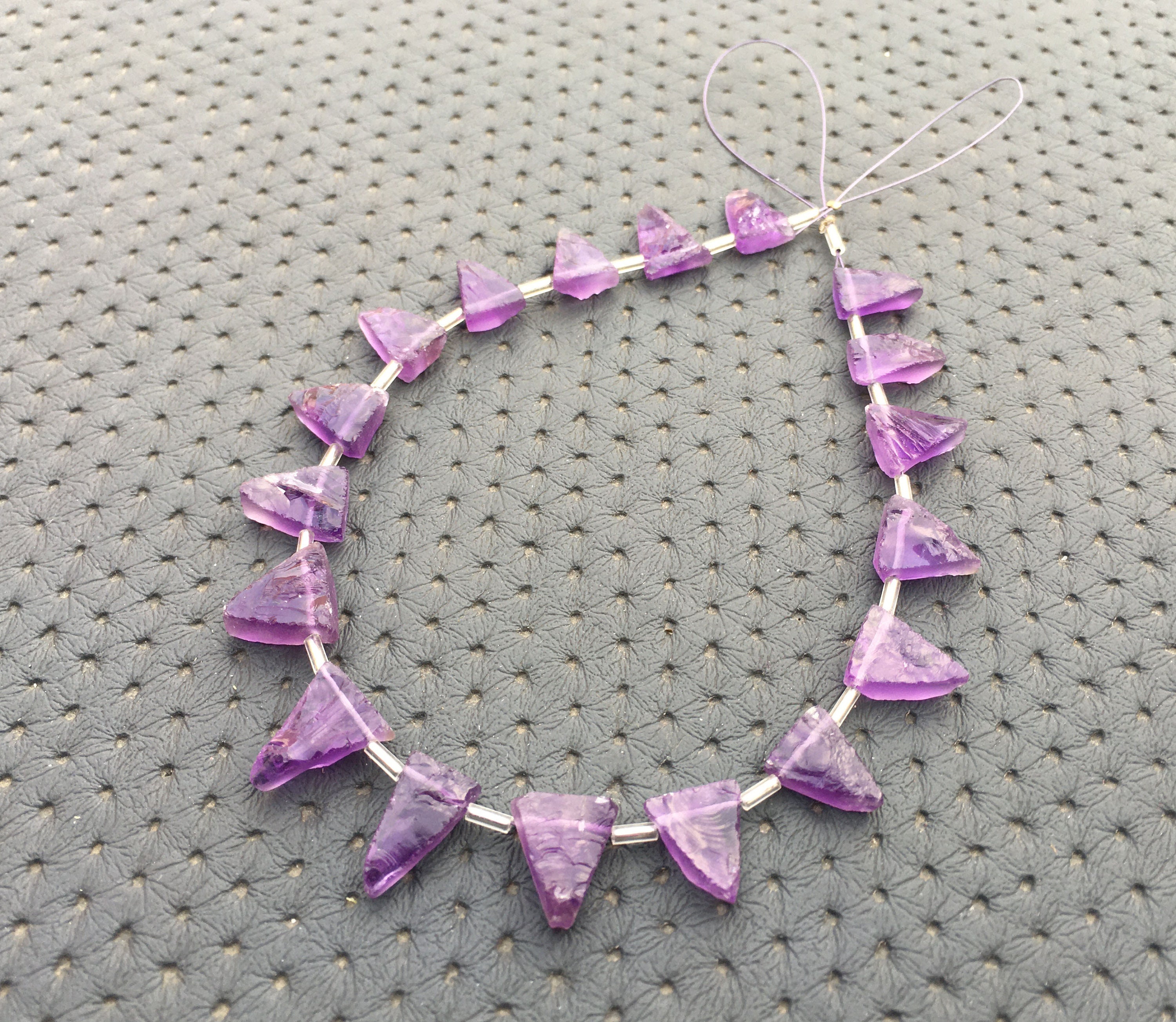 天然アメジスト トライアングル 原石 18 個：未研磨、フラットバック