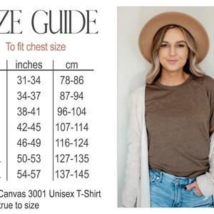 Pu&ograve; includere: Tabella delle taglie per una T-shirt unisex Bella Canvas 3001. La tabella mostra le taglie del torace in pollici e centimetri per le taglie XS a 3XL. Il testo "Taglia reale" &egrave; incluso.