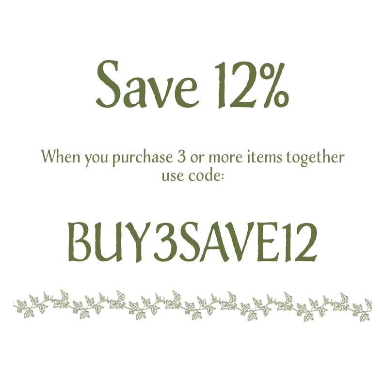 Pu&ograve; includere: Testo verde su sfondo bianco che dice "Save 12%". Sotto il testo c'&egrave; una riga di testo che dice "Quando acquisti 3 o pi&ugrave; articoli insieme, usa il codice: BUY3SAVE12".