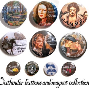 Puede incluir: Una colección de botones e imanes con temática de Outlander que presentan varios personajes y citas de la serie de libros. Los botones son redondos y presentan imágenes de Claire, Jamie y otros personajes. Los imanes también son redondos y presentan citas de los libros.