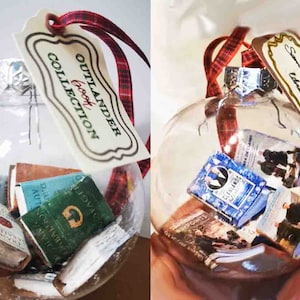 Libros en miniatura dentro de una bola. Colección Outlander y biblioteca de Sam Heughan. Bola de nieve colgante.
