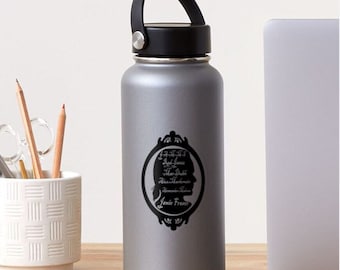 Könnte beinhalten: Eine silberne Wasserflasche mit schwarzem Deckel und Griff. Ein schwarz-weißer Aufkleber mit einer Silhouette eines Frauenkopfes und dem Text "Jamie Fraser" befindet sich auf der Flasche. Der Text innerhalb der Silhouette lautet: "Lord John Grey,  Buck  James,  Mac Dubh,  The MacKenzie,  Alexander Malcolm,  Jamie Fraser".