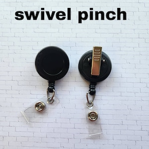 Puede incluir: Dos carretes de credencial retr&aacute;ctiles negros con clips giratorios y porta credenciales transparentes. Los carretes tienen un cuerpo de pl&aacute;stico negro y un clip de metal plateado. Los porta credenciales son de pl&aacute;stico transparente y tienen un bot&oacute;n de metal plateado.