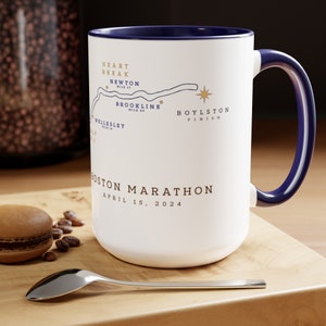Taza de café bicolor con mapa del recorrido del Maratón de Boston 2024, 15 oz